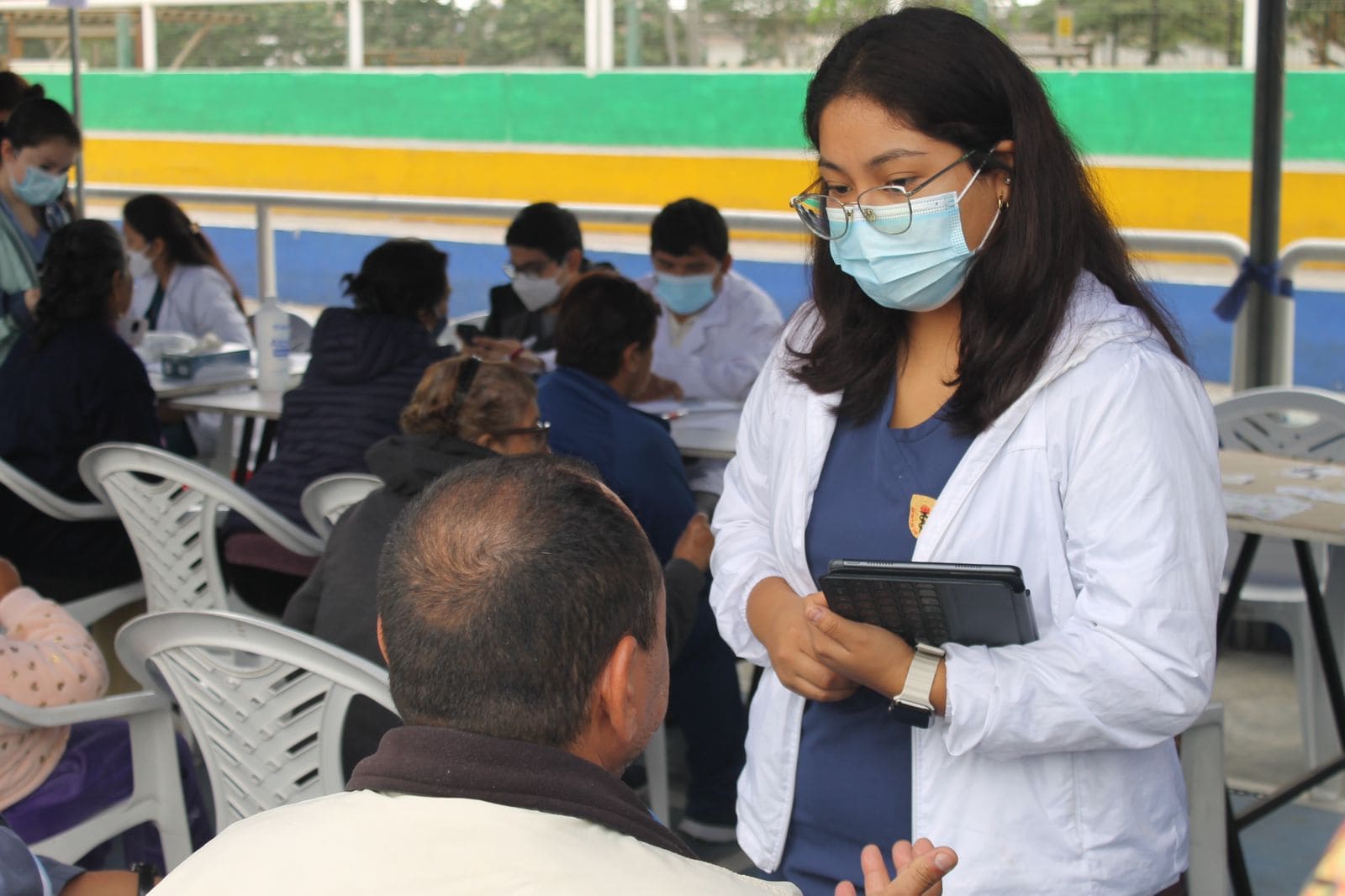 Fisioterapeuta trabajando con un paciente